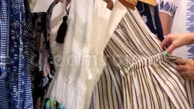 女人买衣服。 在购物中心挑选衣服的女人。 巴厘岛。